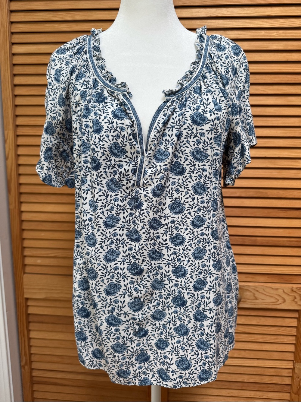 Max Studio Blue Floral Ruffle V-Neck Blouse Size Medium Cottagecore Coquette